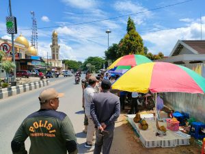 Langgar Aturan, Penjual Buah Durian di Trotoar di Minta Pindah ke Pasar Oleh Petugas Satpol PP Tanbu