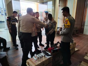 Hadapi Pemilu 2024, Kabag Ops Polres Kotabaru Cek Kondisi Senjata dan Amunisi Dalmas￼￼