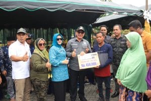 Bupati Kotabaru Kembali Serahkan BST Dampak Inflasi, Kali Ini Giliran Kalumpang Barat