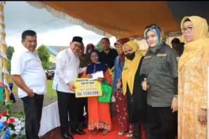 Bupati Kotabaru Turun Langsung Salurkan BST bagi KPM Kecamatan Pulaulaut Tanjung Selayar