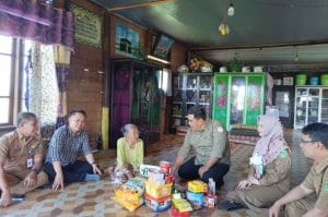 Dinsos Tanah Bumbu Salurkan Bantuan Atensi Untuk Lansia Dari Kemensos RI