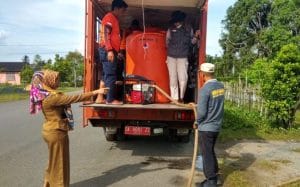 Pemkab Tanbu Salurkan Bantuan Air Bersih Kewarga Terdampak Banjir Rob