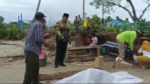Gelombang Rob, Jalan Pesisir Pantai Pagatan Siring Terdampak Bahkan Ada Makam Terbongkar&nbsp;