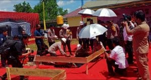 Didampingi Kapolres Tanbu dan Bupati, Kapolda Kalsel Letakan Batu Pertama Pembangunan Rumah Dinas Pamen