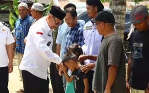 Sambangi Desa Banjarsari, Bupati Kotabaru Sapa Warga dan Serahkan Bantuan
