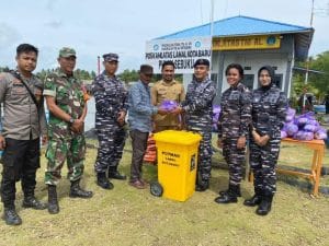 Peringat Hut Kowal ke 60, Pangkalan TNI AL Kotabaru Bagikan Sembako Kepada 200 Warga Pesisir