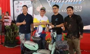 Bupati Kotabaru Serahkan Hadiah Pemenang Kontes 1ST Saijaan Young Koi Show 2023