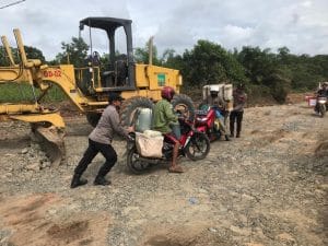 Bantu Pengendara Motor Yang Kesulitan, Aksi Anggota Polsek Satui Tuai Pujian