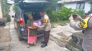 Peduli Warga Kurang Mampu,Polsek PLU Kotabaru Bagikan Paket Sembako
