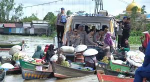 Jumat Curhat BersamaKapolda Kalsel di Kawasan Pasar Terapung Lok Baintan
