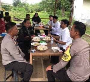 Sinergitas, Kapolsek Karang Bintang, Camat dan Legislator Blusukan Bersama&nbsp;
