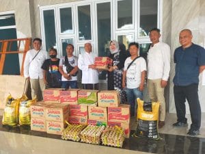 PWI Bersama Dinas PUPR Kotabaru Berikan Bantuan Sembako Untuk Ponpes Ini
