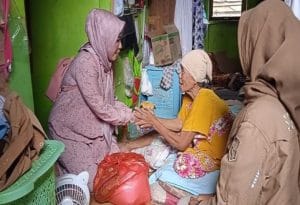 Jumat Berkah, Dinas PUPR Kotabaru Bagikan Paket Sembako Kepada Warga Kurang Mampu di Desa Ini