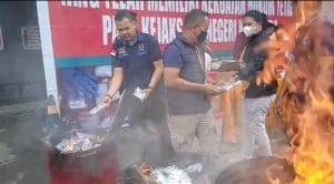 Musnahkan Ribuan Barang Bukti Kejahatan, Pesan Kejari Kotabaru Kenali Hukum Jauhi Hukuman