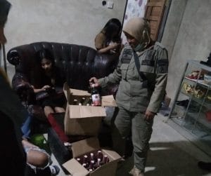 Tiga Pasangan Bukan Muhrim Terjaring Razia Satpol PP Tanbu, Puluhan Botol Miras Turut Diamankan