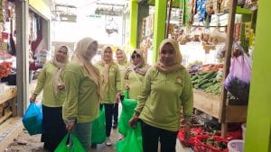 Jumat Berkah Berbagi, DWP Tanah Bumbu Bagikan Nasi Kotak dan Paket Sembako