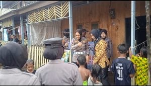 Bakti Sosial Polres Korabaru, Polwan-Polwan Cantik Salurkan Paket Sembako kepada Warga