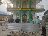 Kompak, PWI Bersama Macam Bamega Polres Kotabaru Bantu Buatkan Kanopi Mushola