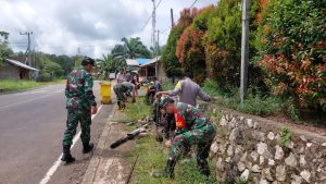 Aparat Berbaur Bersama Warga Goyong Royong Bersama Bersihkan Saluran Air di Desa Buluh Kuning.