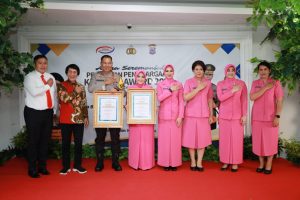 Kapolda dan Ketua Bhayangkari Kalsel Raih Kak Seto Award 2024