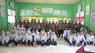 Sasar Pelajar SMP, Polwan Polres Bersama Sat Pol PP Dsmkar Kotabaru Sosialisasikan Bahaya Pergaulan Bebas