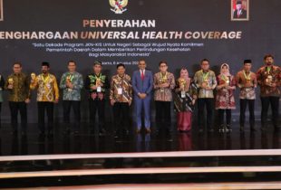 Tanah Bumbu  Raih Penghargaan UHC Awards 2024 Yang Diserahkan Wakil Presiden Kepada Sekda