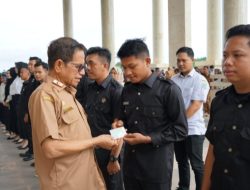 Sekda Serahkan Kartu BPJS Ketenagakerjaan Untuk THL di lingkup Sekretariat Daerah Kotabaru