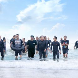 Promosikan Destinasi Wisata Unggulan, Bupati Zairullah Bersama Jajaran Mandi Berenang di Pantai Pagatan