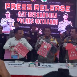 Polres Kotabaru Ringkus Seorang Residivis Narkoba, Tiga Pelaku Kabur Menceburkan Diri ke Sungai