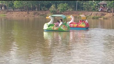Ramai Pengunjung, Danau Watu Tanjung Suguhkan Wahana Bebek Air dengan Harga Terjangkau