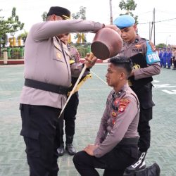 Polres Kapuas Sambut 22 Bintara Remaja dalam Upacara Tradisi