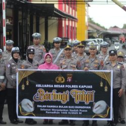 Satlantas dan Bagren Polres Kapuas Berbagi Takjil, Hangatkan Kebersamaan di Bulan Ramadan