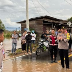 Polisi Sigap Atur Lalu Lintas Pasca Banjir di Jalan Lintas Palangka Raya-Buntok, Warga Diimbau Tetap Waspada