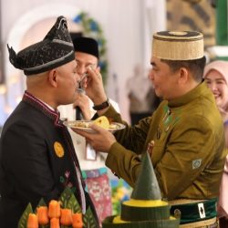 Hangatnya Kebersamaan di Hut ke -22 Tanah Bumbu, Bang Arul Suapi Wakilnya, Simbol Harmoni Pimpinan Daerah