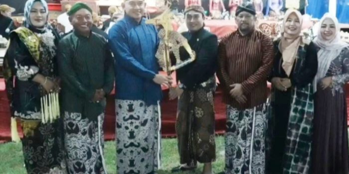 Bupati Tala H. Rahmat Trianto Serahkan Tokoh Wayang, Tekankan Pentingnya Melestarikan Budaya