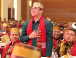 Kenakan Kemeja Hijau dan Kopiah Khas Sulawesi, Bang Arul Hadiri Pengukuhan BPP KKSS 2025–2030 di Jakarta