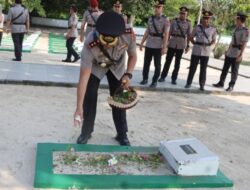 Peringati HUT Bhayangkara ke-79, Kapolres Tanah Bumbu Ziarah ke Makam Pahlawan Pagatan