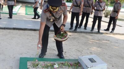 Peringati HUT Bhayangkara ke-79, Kapolres Tanah Bumbu Ziarah ke Makam Pahlawan Pagatan