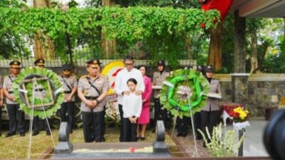 Maknai Hari Bhayangkara ke-79, Kapolri Jenderal Listyo Sigit Ziarah ke Makam Tokoh Bangsa dan Tokoh Polri