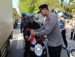 Merah Putih Berkibar di Tanah Bumbu: Aksi Serentak Polres dan Polsek Bagikan 1.000 Bendera Untuk Masyarakat