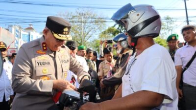 Peringati HUT ke-80 Republik Indonesia, Polda Kalsel Bagikan Ribuan Bendera Merah Putih ke  Masyarakat