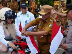 Pemkab Tanah Laut Canangkan Gerakan Pembagian Bendera Merah Putih Usai Apel Gabungan