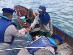 Jumat Berkah, Polairud Polres Kotabaru Bagikan Paket Sembako Nelayan Pesisir