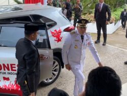 Bupati Andi Rudi Latif Tiba di Upacara HUT Kemerdekaan ke-80 RI dengan Mobil Merah Putih Bernuansa Nasionalisme