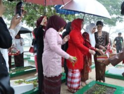 Ziarah di Tengah Hujan, Ketua TP PKK Tanah Bumbu Teguhkan Semangat Perjuangan Para Pahlawan