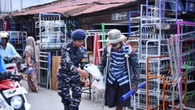 Jumat Berkah TNI: Jalasenastri dan Lanal Kotabaru Bagikan 100 Nasi Kotak di Pasar Limbur Raya