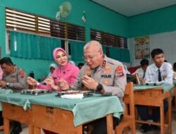 Tinjau Program Makan Bergizi Gratis di SMPN 5 Banjarbaru, Kapolda Kalsel Turut Makan Siang Bersama Siswa