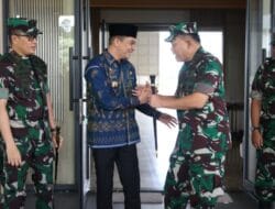 Didampingi Dandim 1022/ Tanah Bumbu, Bupati Andi Rudi Latif Sambut Kedatangan Pangdam XXll Tambun Bungai di Bandara Bersujud