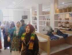 Ketua Dekranasda Kotabaru Resmi Buka Pelatihan Kerajinan Pandan Laut dan Limbah Cangkang Kerang