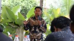 Suasana Dialog Kebangsaan AMAN Kalimantan Tengah di Palangka Raya, Jumat (8/11/2025), saat Ketua DPW AMAN Tirta Yoga Panuntun menyampaikan dukungan pemberian gelar pahlawan untuk Soeharto di hadapan peserta.